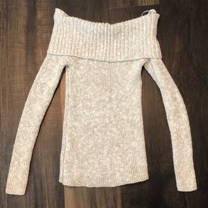 Off the shoulder Hollister sweater!!
